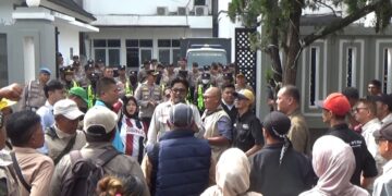 Ratusan RT dan RW Tagih Janji Walikota Sukabumi