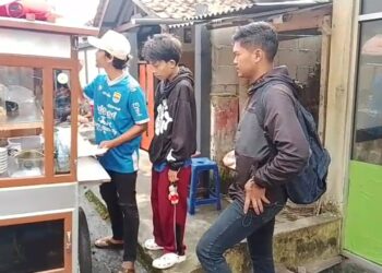 Bobotoh Sejati Di Kota Sukabumi Gratiskan Bubur Ayam Dagangannya Usai Persib Menang