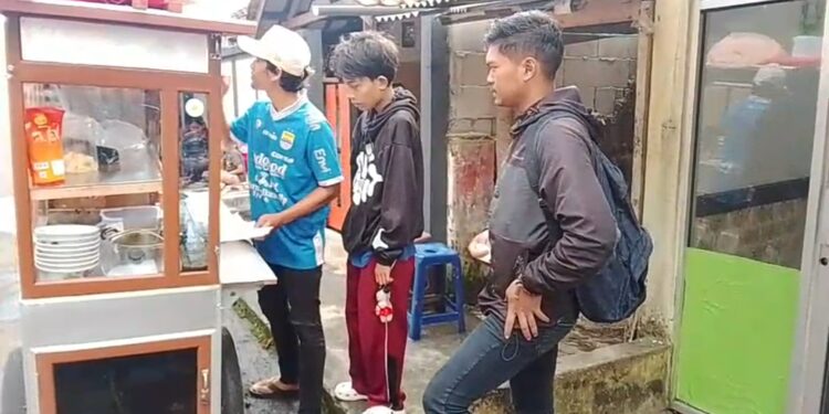 Bobotoh Sejati Di Kota Sukabumi Gratiskan Bubur Ayam Dagangannya Usai Persib Menang
