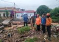 Jembatan Penghubung Di Ciapus Ambruk, Tertabrak Pohon Raksasa Diameter 2.5 Meter