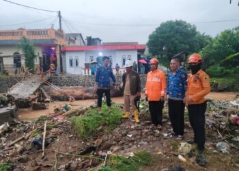 Jembatan Penghubung Di Ciapus Ambruk, Tertabrak Pohon Raksasa Diameter 2.5 Meter