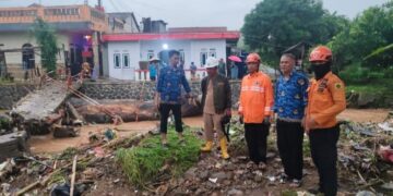 Jembatan Penghubung Di Ciapus Ambruk, Tertabrak Pohon Raksasa Diameter 2.5 Meter