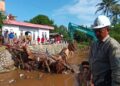Antisipasi Banjir Susulan, Petugas Gabungan Bersihkan Sisa Bencana Di Ciomas
