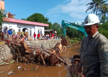 Antisipasi Banjir Susulan, Petugas Gabungan Bersihkan Sisa Bencana Di Ciomas