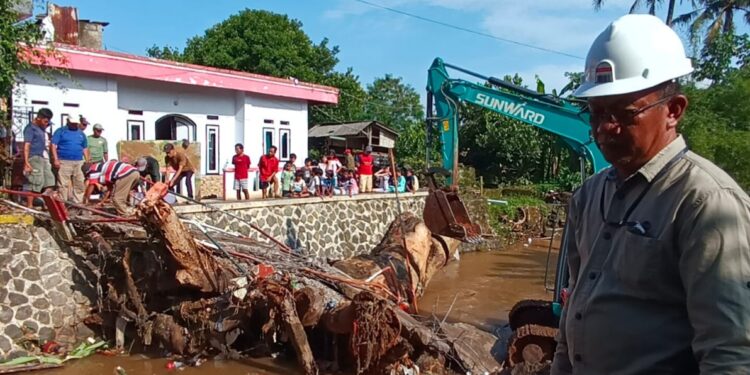 Antisipasi Banjir Susulan, Petugas Gabungan Bersihkan Sisa Bencana Di Ciomas