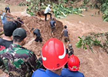 HEADLINE: Tim Gabungan Evakuasi Satu Orang Meninggal Tertimbun Longsor