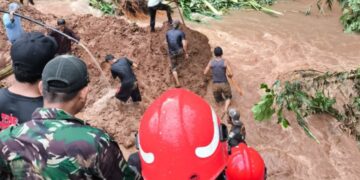 HEADLINE: Tim Gabungan Evakuasi Satu Orang Meninggal Tertimbun Longsor