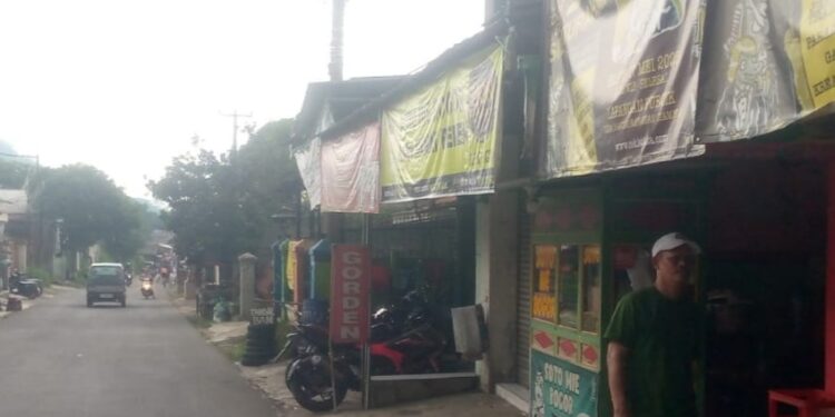 Jalan Cikampak Longsor Ditutup Total, Omzet Pedagang Merosot Drastis