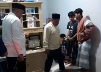 Waspada Bencana! Hujan Tinggi, Linmas Desa Petir Jadi Korban Longsor