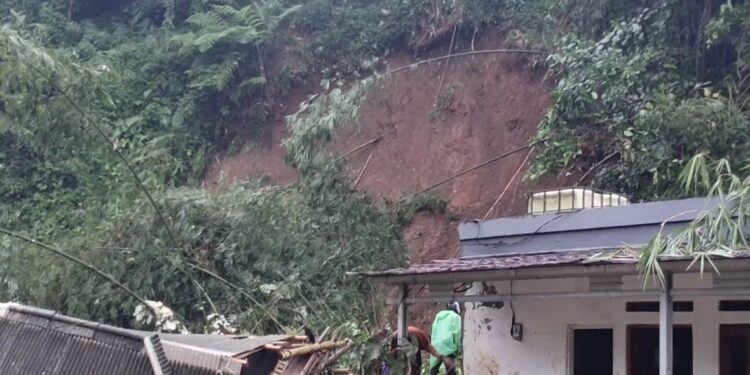 Drainase Minim Jadi Penyebab Longsor, Kades Petir Minta Perkuat Jalan