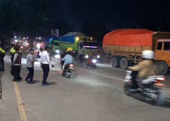 Petugas Gabungan Tindak Truk Tronton Langgar Jam Opreasional Di Jalan Parung Panjang