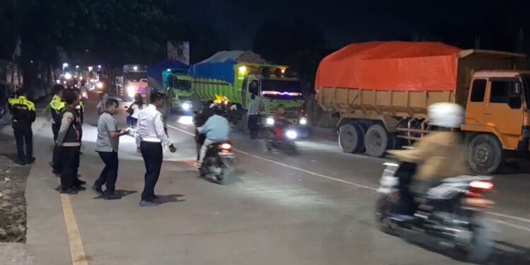 Petugas Gabungan Tindak Truk Tronton Langgar Jam Opreasional Di Jalan Parung Panjang