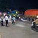 Petugas Gabungan Tindak Truk Tronton Langgar Jam Opreasional Di Jalan Parung Panjang