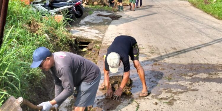 Desa Cihideung Udik Gelar Kerja Bakti Serentak, Sambut HJB Ke – 544 Lingkungan Bersih Dan Meriah