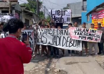 Warga Ciherang Gelar Aksi Damai, Tuntut Perbaikan Jalan Penghubung yang Bertahun-Tahun Rusak Parah