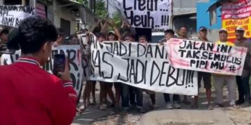 Warga Ciherang Gelar Aksi Damai, Tuntut Perbaikan Jalan Penghubung yang Bertahun-Tahun Rusak Parah