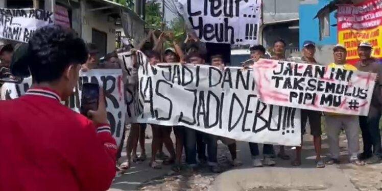 Warga Ciherang Gelar Aksi Damai, Tuntut Perbaikan Jalan Penghubung yang Bertahun-Tahun Rusak Parah