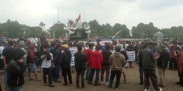 Ribuan Warga Bogor Demo, Tagih Kompensasi Penutupan Tambang