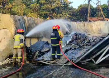Gudang Penyulingan Oli Bekas di Gunung Putri Terbakar