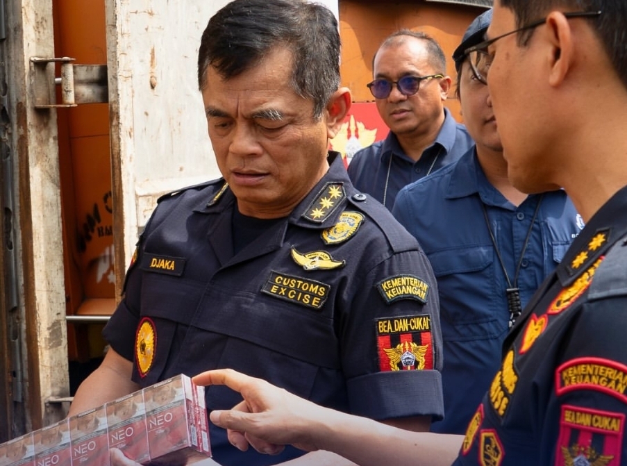 Dirjen Bea Cukai Letjen TNI (purn) Djaka Budhi Utama bersama Petugas Bea Cukai Merak Saat Melakukan Penertiban Rokok Ilegal