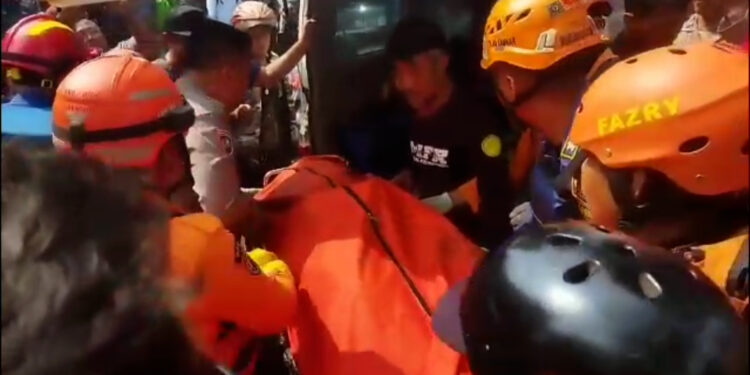 JENGUK KELUARGA SAKIT, WARGA CITEUREUP TENGGELAM DI SITU CIKARET
