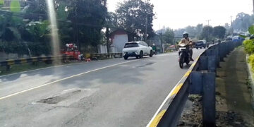Jalan Raya Puncak Rusak, Pengendara Diminta Waspada