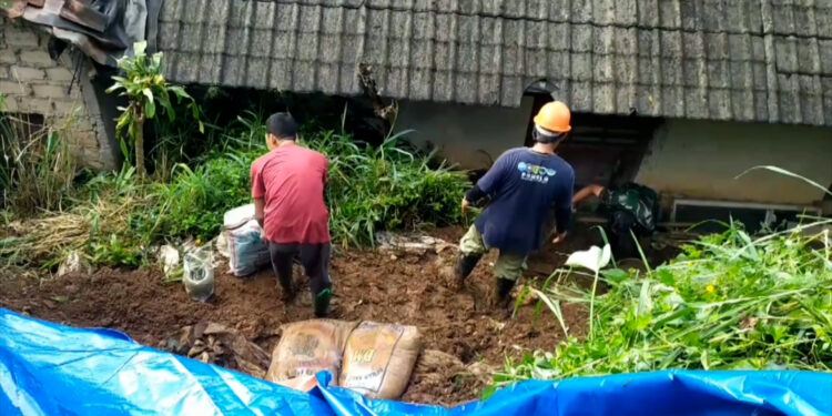 Hujan Deras Picu Longsor Tebing di Cigombong Bogor, Tiga Rumah Terancam