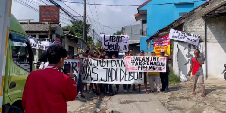 Ratusan Warga Dramaga Gelar Aksi Damai, Tuntut Perbaikan Jalan Ciherang Stamplas
