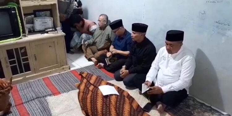 Bupati Bogor Takziah ke Rumah Duka Anggota Linmas Korban Longsor