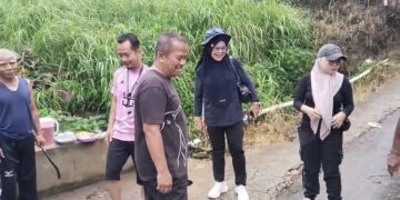 Gerakan Bersih Lingkungan, Warga Kampung Cikarawang Bersihkan Aliran Sungai dan Drainase Cegah Banjir