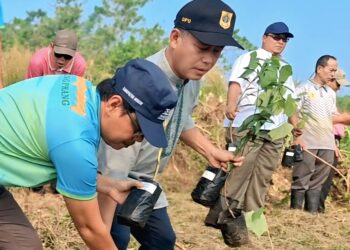 Camat Cibungbulang Pimpin Aksi Serentak Menanam Pohon Di Hutan Kota Galuga