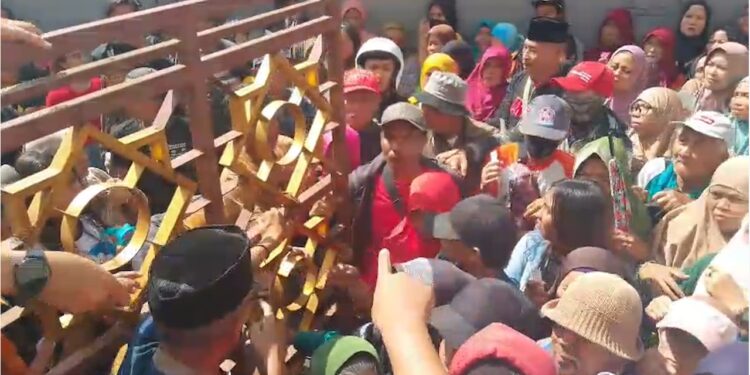 Adu Jotos Warnai Pembagian Daging Qurban