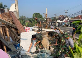 Yonif TP 878/Galuh Pakuan Gerak Cepat Tangani Runtuhnya Rumah di Leuwisadeng