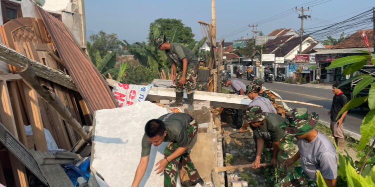Yonif TP 878/Galuh Pakuan Gerak Cepat Tangani Runtuhnya Rumah di Leuwisadeng