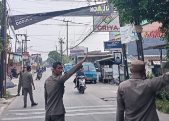 Program “Kamis Manis” Pol PP Ciomas: Bersihkan Spanduk Sembarangan, Tertibkan Ruang Publik