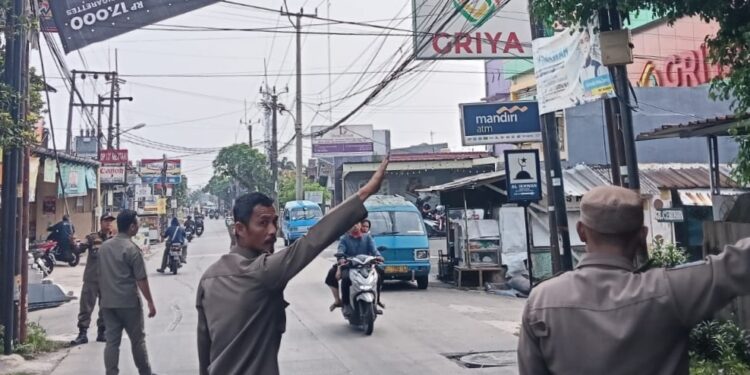 Program “Kamis Manis” Pol PP Ciomas: Bersihkan Spanduk Sembarangan, Tertibkan Ruang Publik