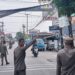 Program “Kamis Manis” Pol PP Ciomas: Bersihkan Spanduk Sembarangan, Tertibkan Ruang Publik