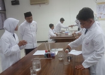 Mensos Saefullah Yusuf Tinjau Kegiatan Belajar Siswa Sekolah Rakyat di Cibinong
