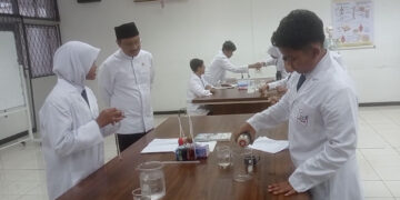 Mensos Saefullah Yusuf Tinjau Kegiatan Belajar Siswa Sekolah Rakyat di Cibinong