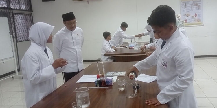 Mensos Saefullah Yusuf Tinjau Kegiatan Belajar Siswa Sekolah Rakyat di Cibinong