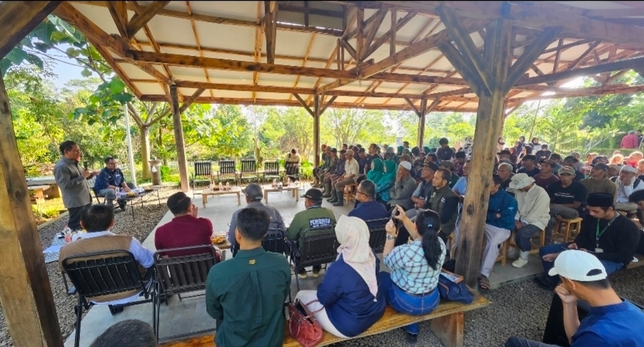 Wamenko pangan Hanif Faisol Nurofiq berdialog bersama sejumlah peternak sapi perah di kawasan Cisarua Bogor 