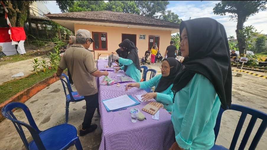 Pemeriksaan Kesehatan Gratis Giat Jalan Sehat warga RW 08 Pabuaran Cibinong
