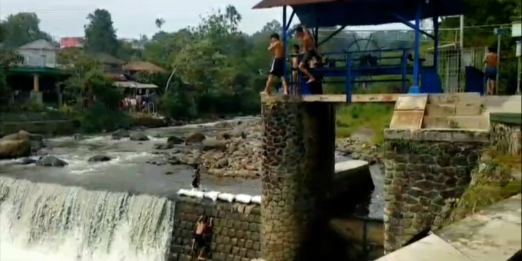 Libur Sekolah, Anak-Anak Padati Bendungan Cibalog untuk Berenang
