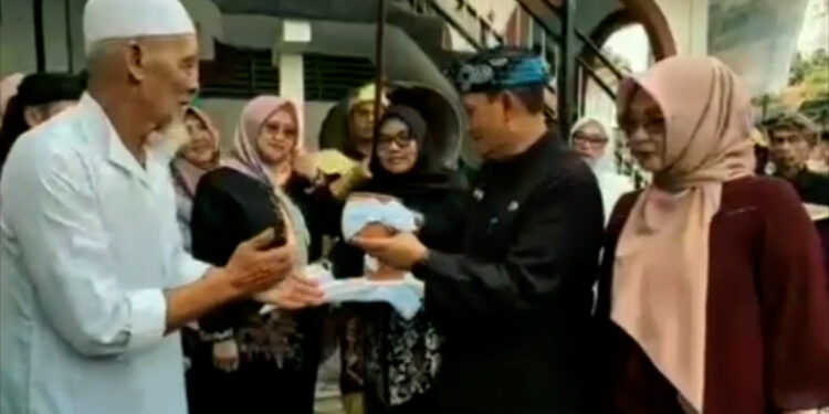 Pemerintah Kecamatan Cibinong, menggelar prosesi pengambilan air dan tanah atau Ngala Cai jeung Taneh di wilayah bersejarah Karadenan
