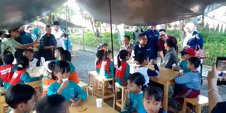 Puluhan Siswa PAUD Minum Susu Bersama di Peringatan Hari Susu Nusantara