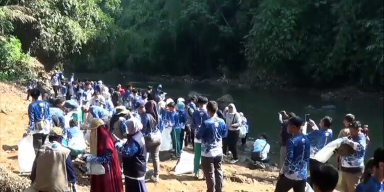 AHY Pimpin Aksi Bersih Sungai Ciliwung di Cibinong