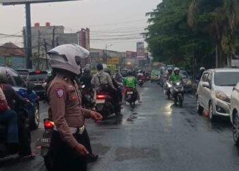 Jalan Raya Tajur Macet Dua Arah, Ipda Nur Widodo Terjun Urai Kepadatan