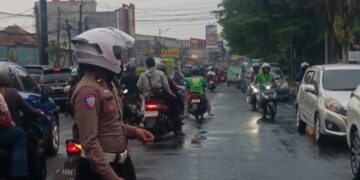 Jalan Raya Tajur Macet Dua Arah, Ipda Nur Widodo Terjun Urai Kepadatan