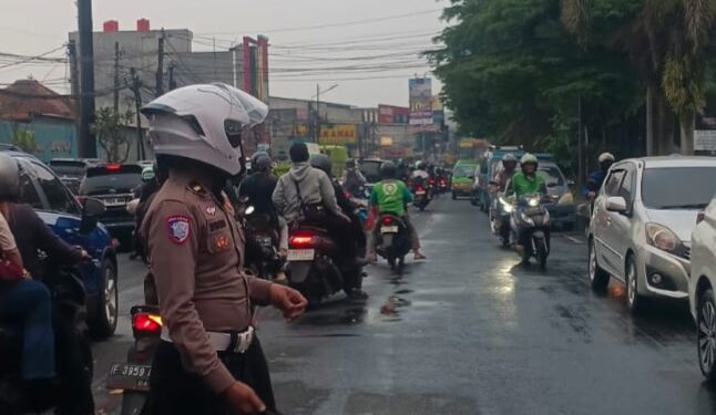 Jalan Raya Tajur Macet Dua Arah, Ipda Nur Widodo Terjun Urai Kepadatan