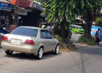 Belasan Tahun Jalan Pagelaran Kreteg Ciomas Jadi Tempat Parkir Liar, Warga Desak Dishub Kabupaten Bogor Pasang Pembatas Jalan